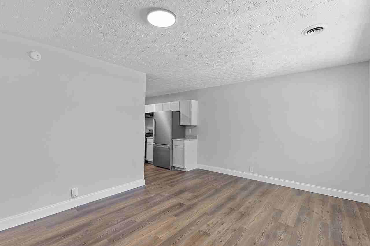 4698 Kirby Ave - Photo 3 of 20