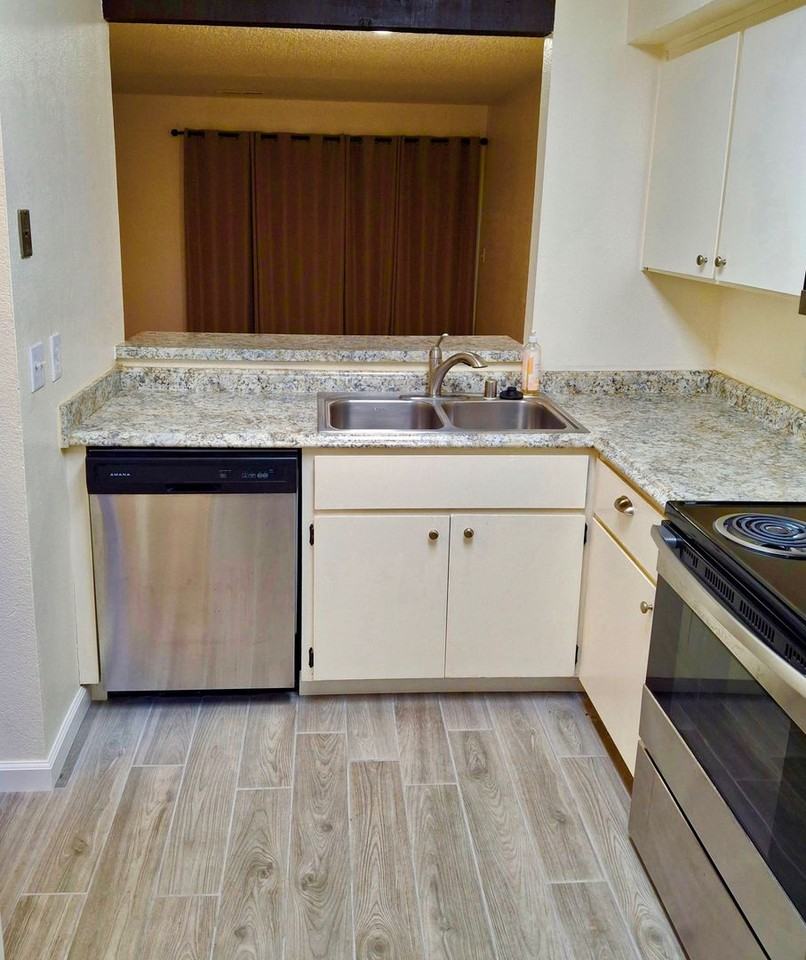 13063 Lincoln Way - Photo 3 of 16