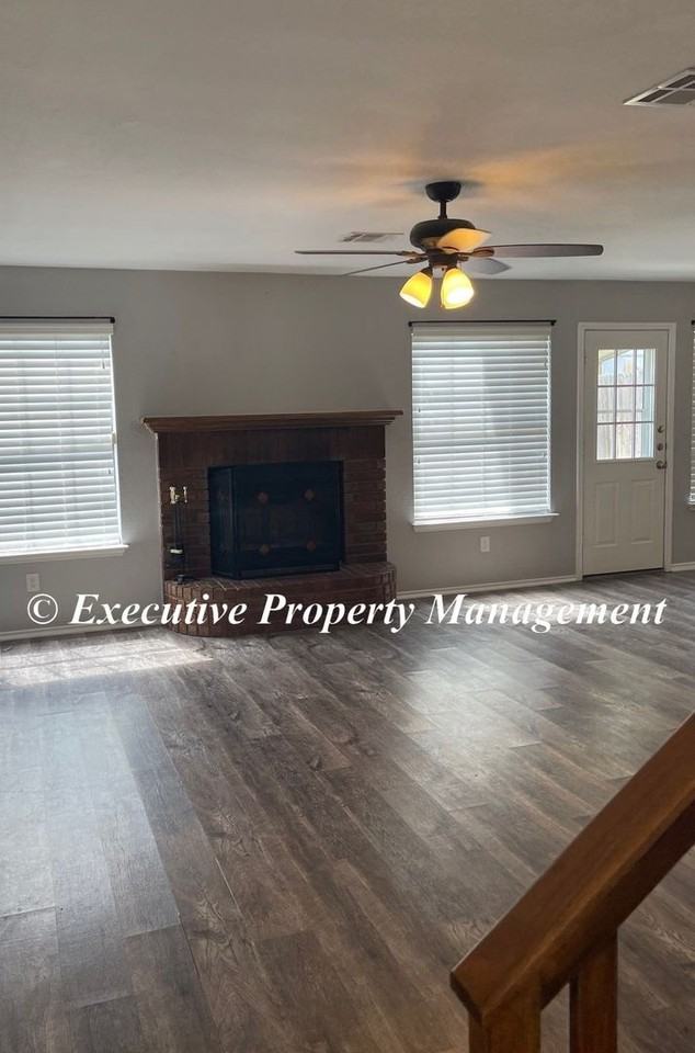 403 Bowen Cir - Photo 4 of 19