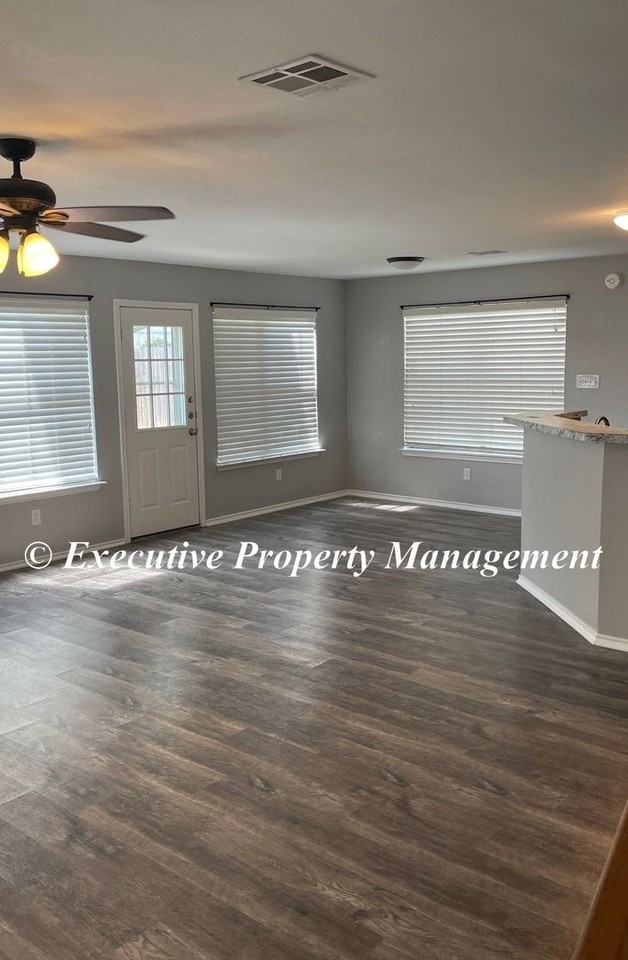 403 Bowen Cir - Photo 5 of 19