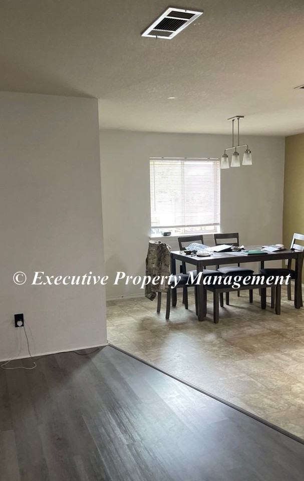 208 Mesquite Cir - Photo 3 of 11