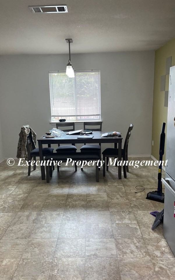 208 Mesquite Cir - Photo 5 of 11