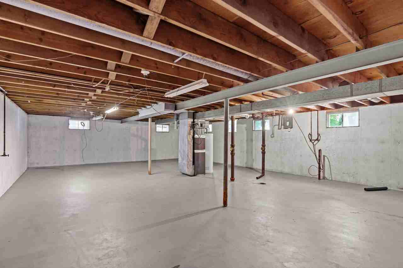 1670 Queens Dr - Photo 3 of 23