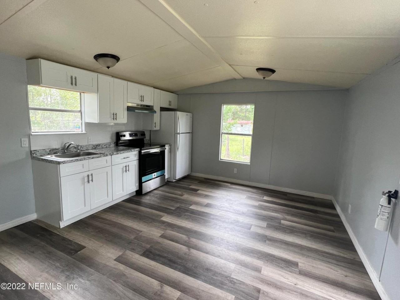 107 Rhine St - Photo 2 of 18