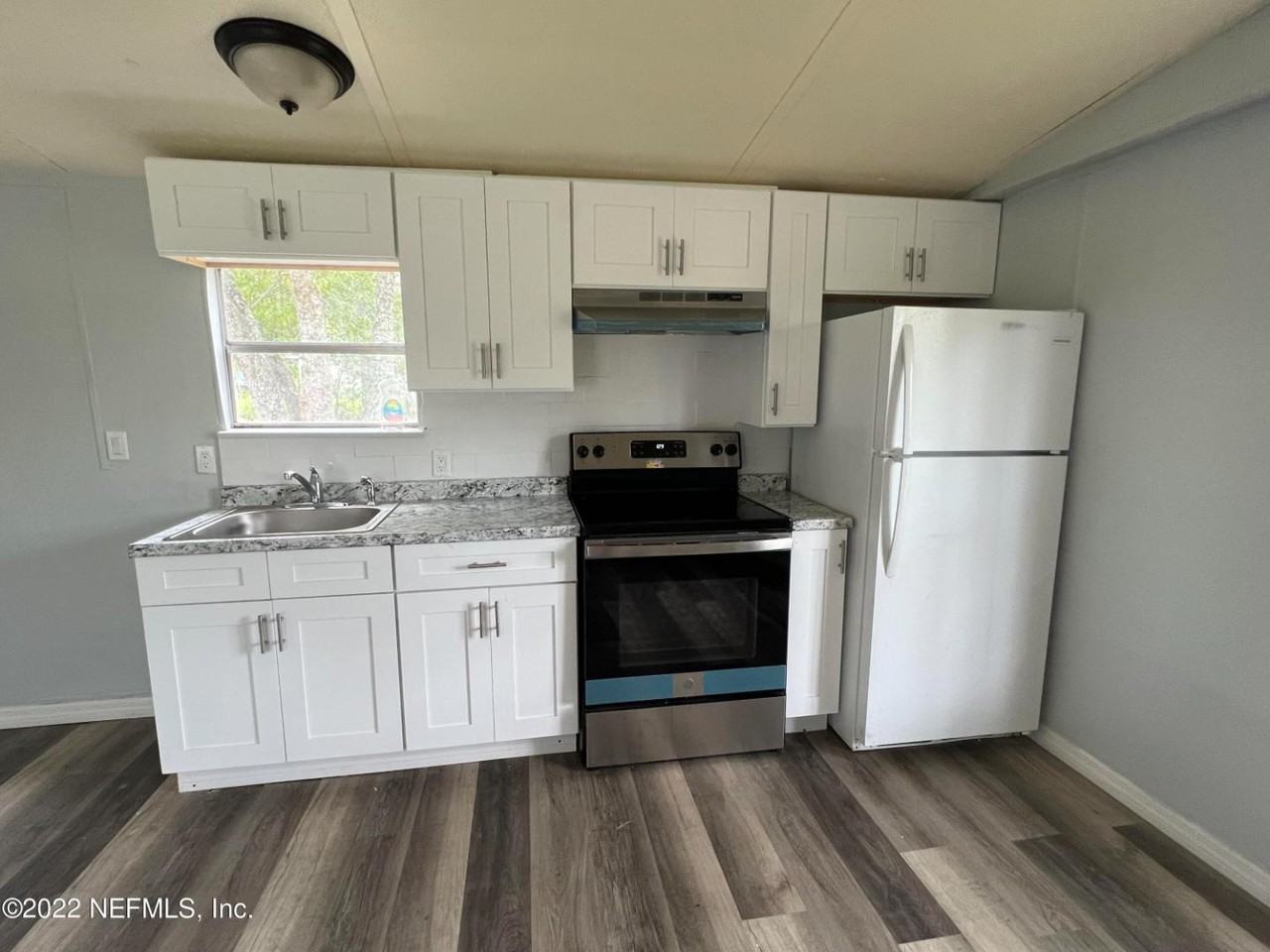 107 Rhine St - Photo 3 of 18