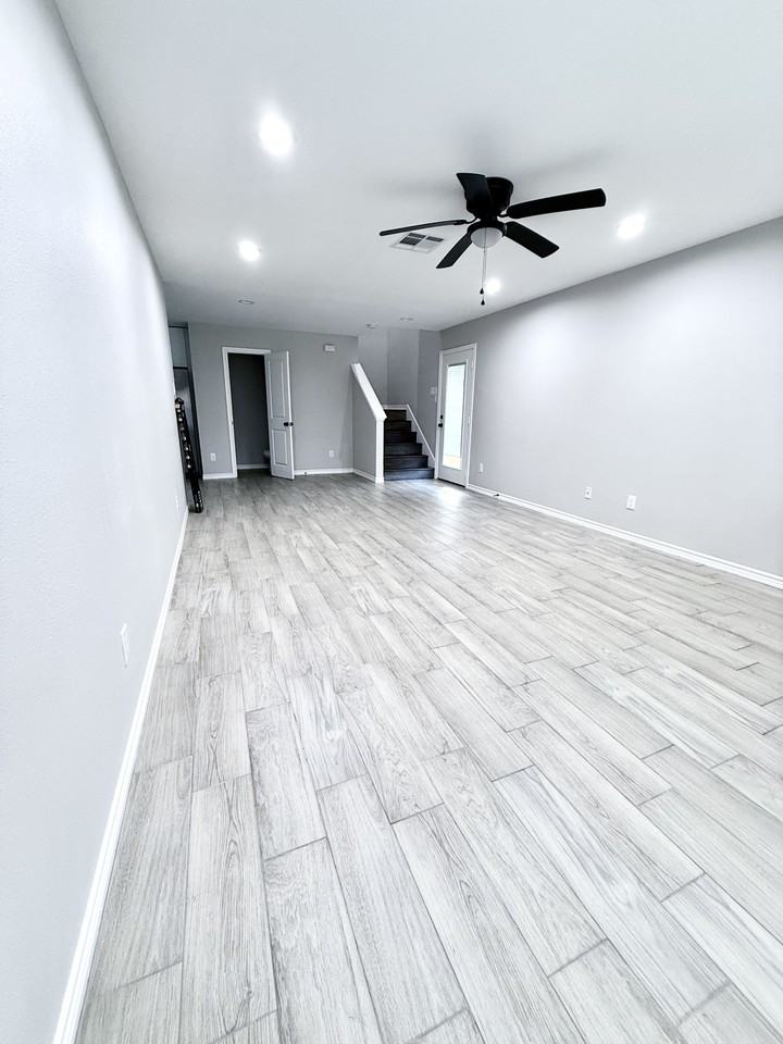 1412 Avenue M #B - Photo 2 of 10