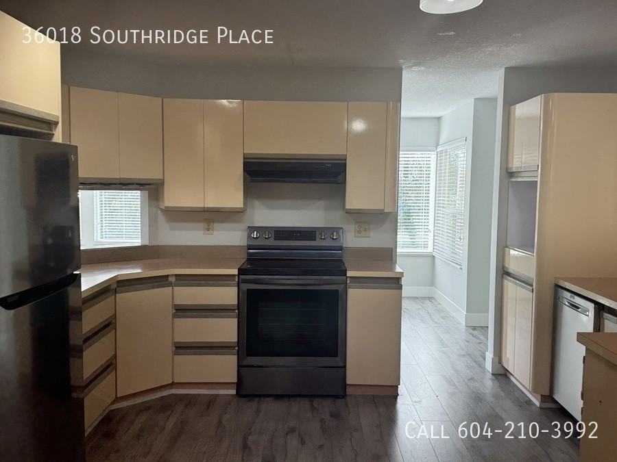 36018 Southridge Pl - Photo 3 of 16