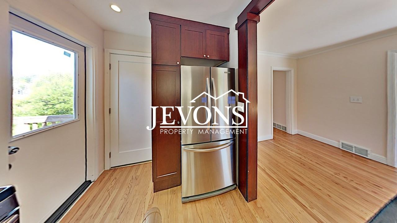 2130 Montvale Pl W - Photo 6 of 43