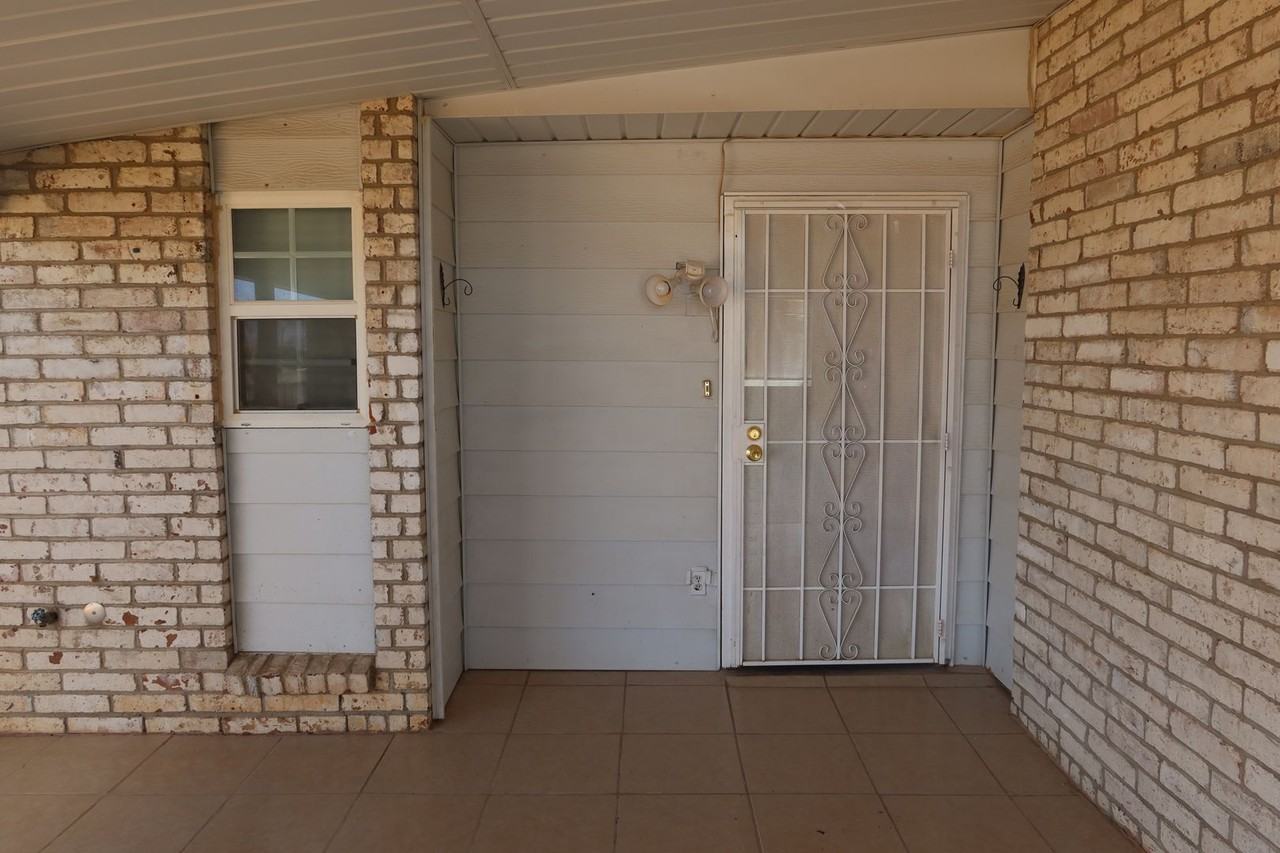 5740 Devon Ave - Photo 2 of 15