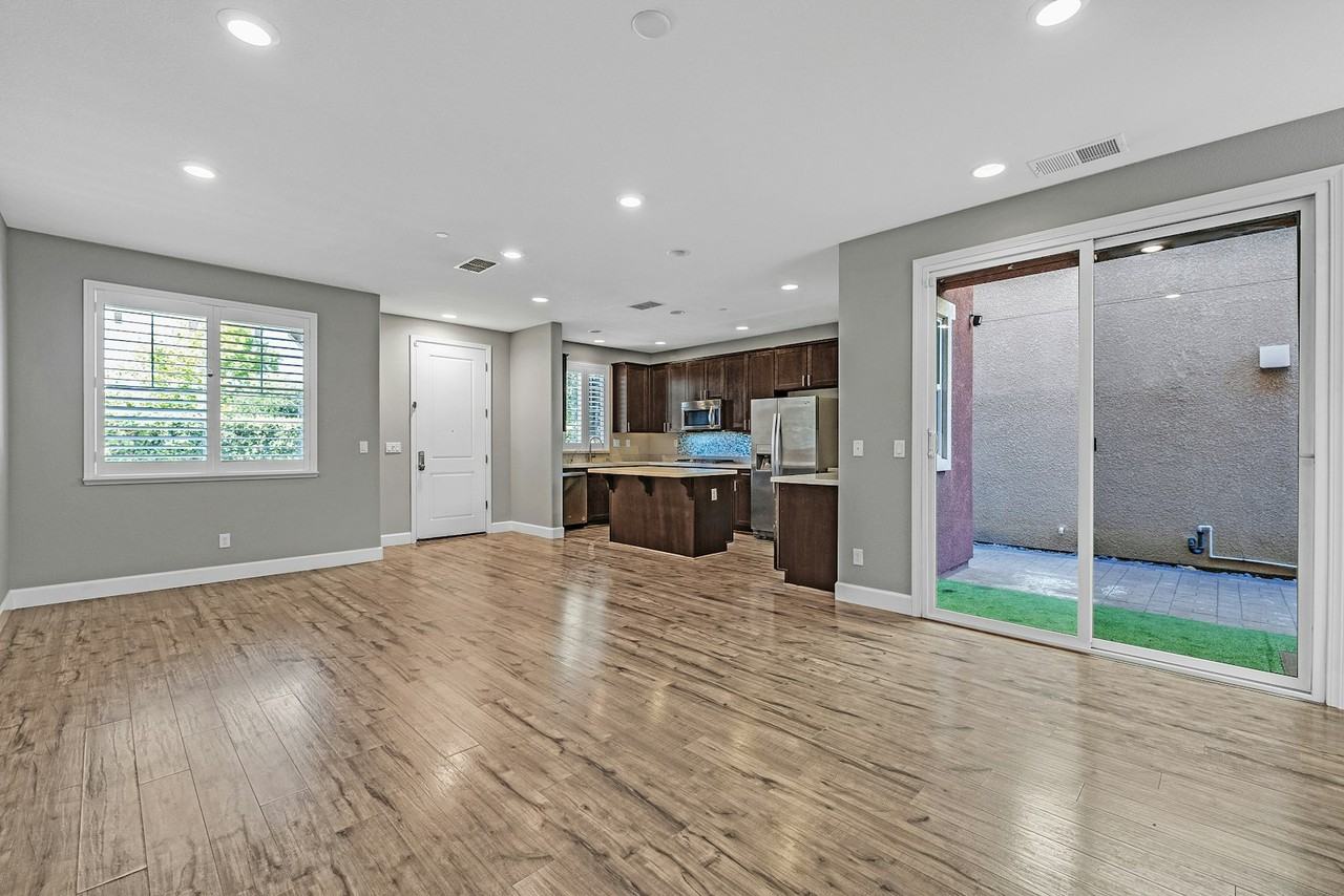 210 Stratus Common - Photo 4 of 34