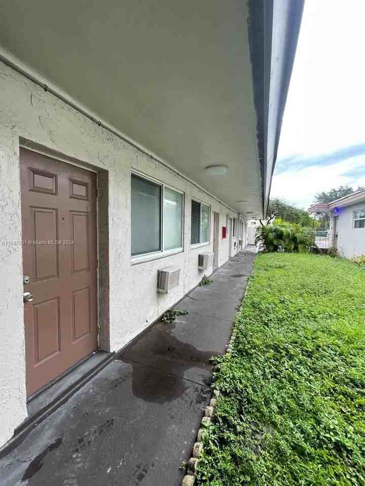 800 N Federal Hwy #5 - Photo 2 of 26