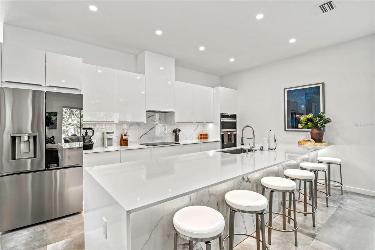 2327 Hillview St - Photo 4 of 48