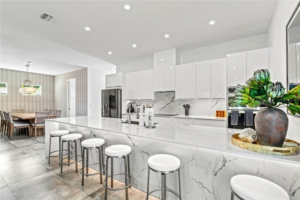 2327 Hillview St - Photo 5 of 48