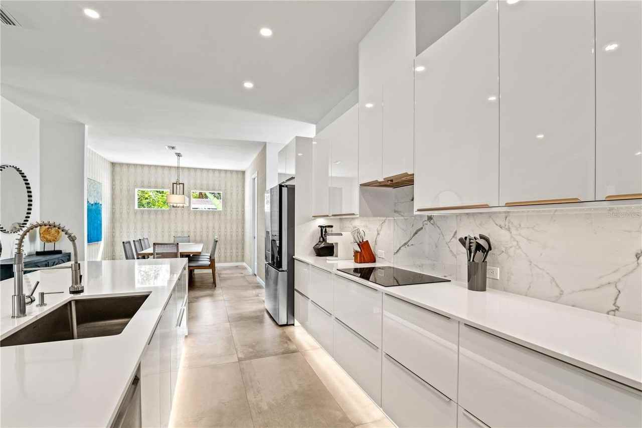 2327 Hillview St - Photo 6 of 48