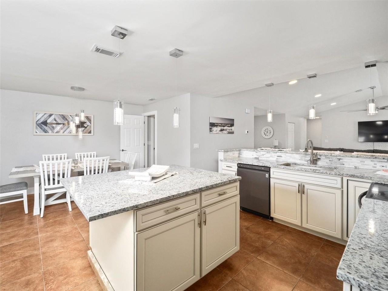 2 Cedar Ct - Photo 7 of 26