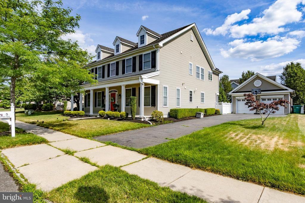 5 Equestrian Way - Photo 3 of 35