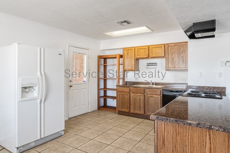 1158 W Hillview St - Photo 4 of 24