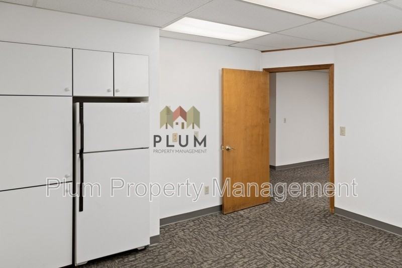 690 Sw Higgins Ave #C - Photo 7 of 8