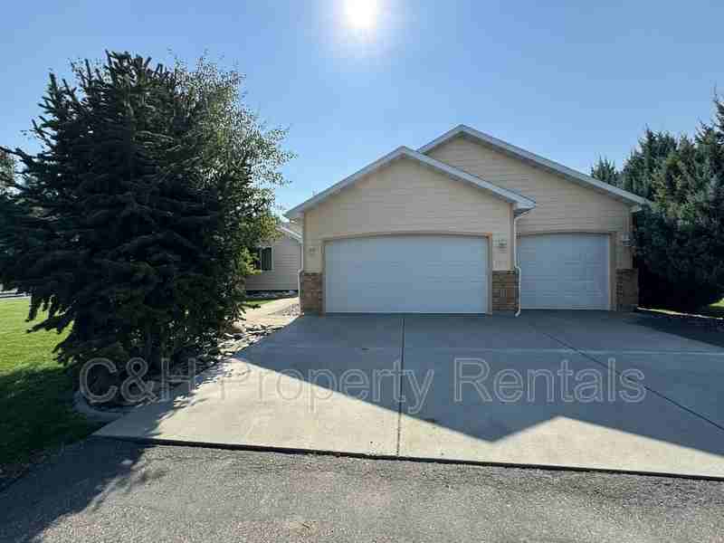 2370 Prairie Rose Cir - Photo 2 of 35