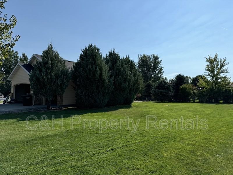 2370 Prairie Rose Cir - Photo 3 of 35