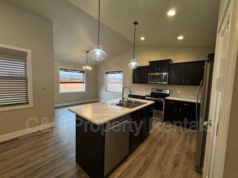 5509 Clear Sky Dr - Photo 3 of 20