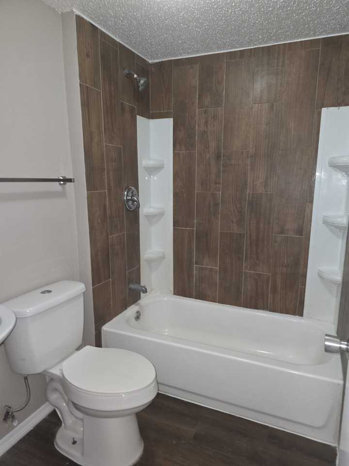 212 Nw 84th St - Photo 2 of 6