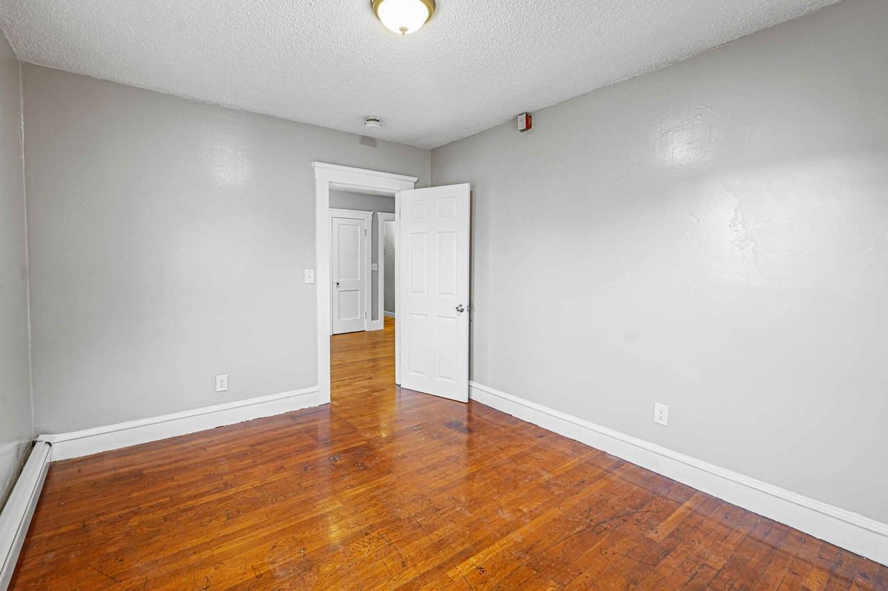126 Sumner Ave - Photo 7 of 14