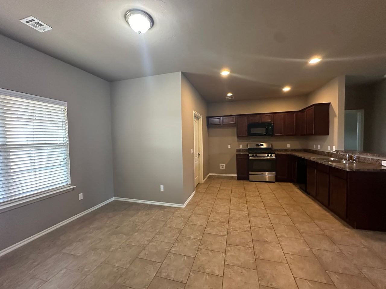 8517 Sw 50th St - Photo 6 of 29