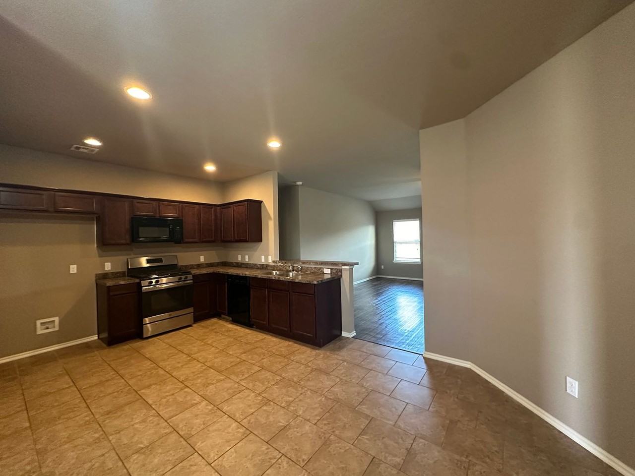 8517 Sw 50th St - Photo 7 of 29