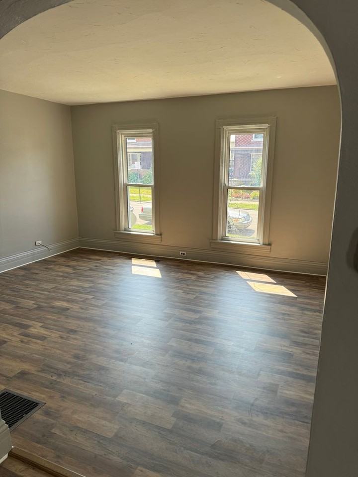 2113 Poplar St - Photo 3 of 13