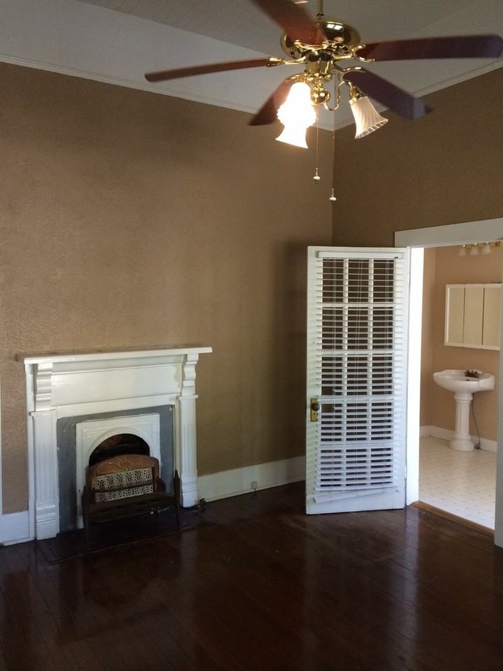 703 N Toombs St - Photo 4 of 13