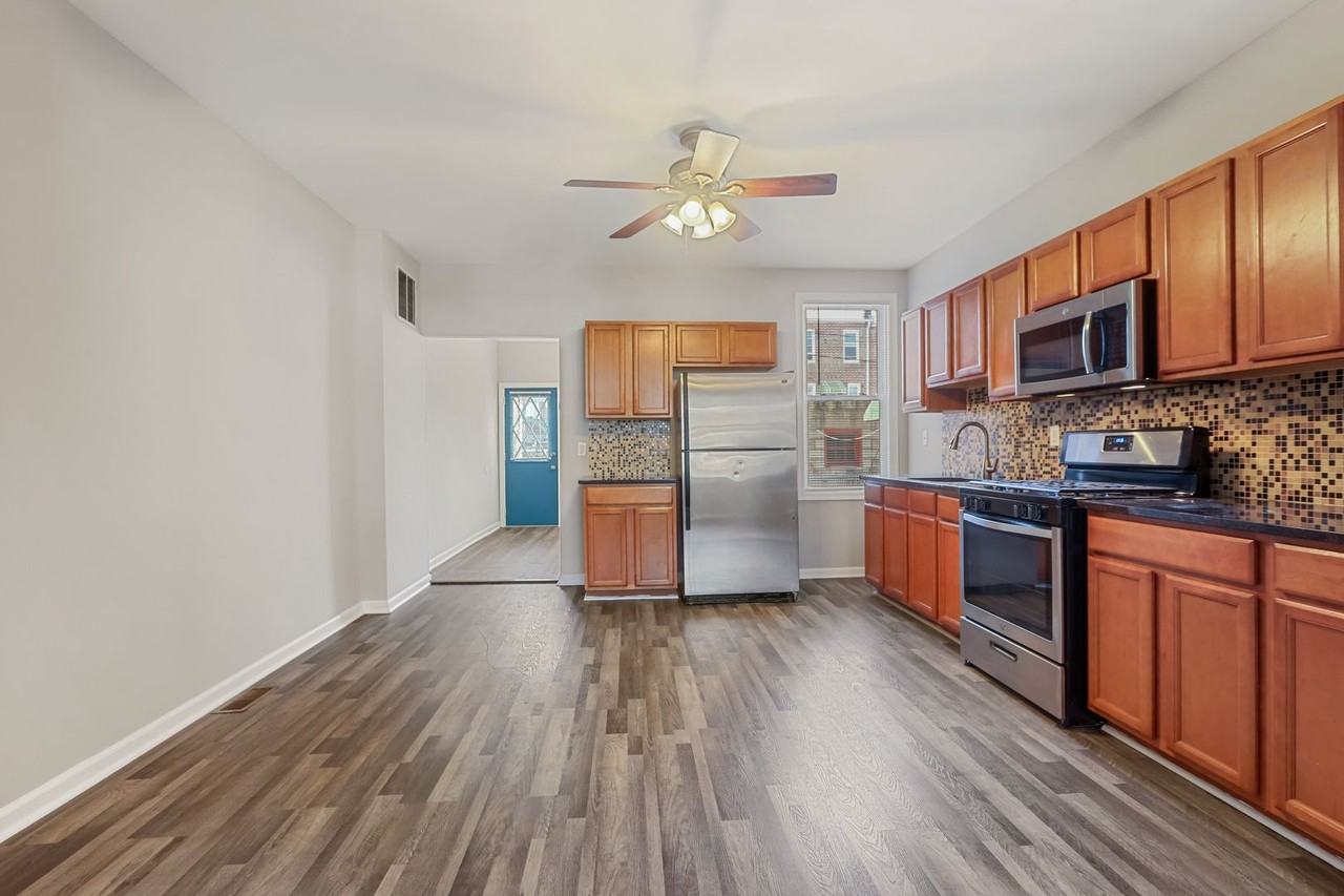 2861 Pelham Ave - Photo 2 of 21