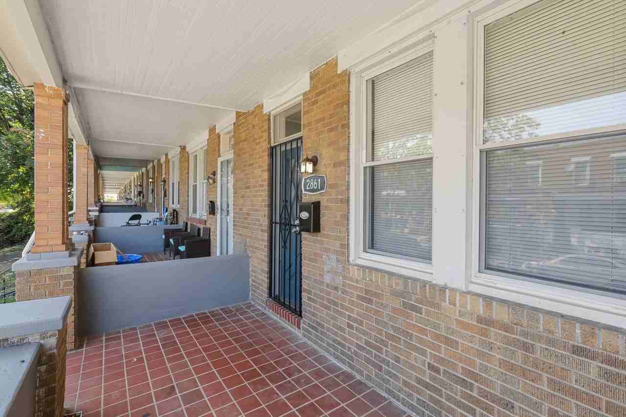 2861 Pelham Ave - Photo 3 of 21