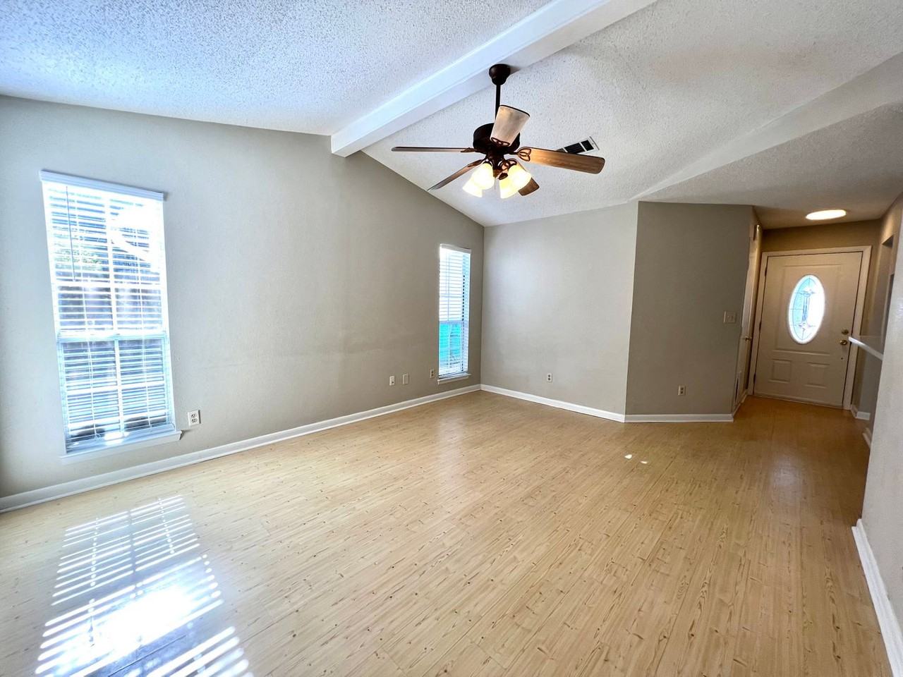 126 Meadowbrook Ct - Photo 3 of 30