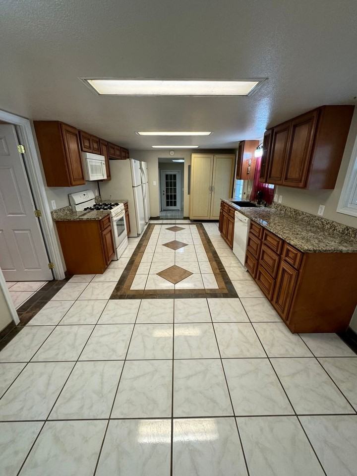 110 Pine St - Photo 2 of 16