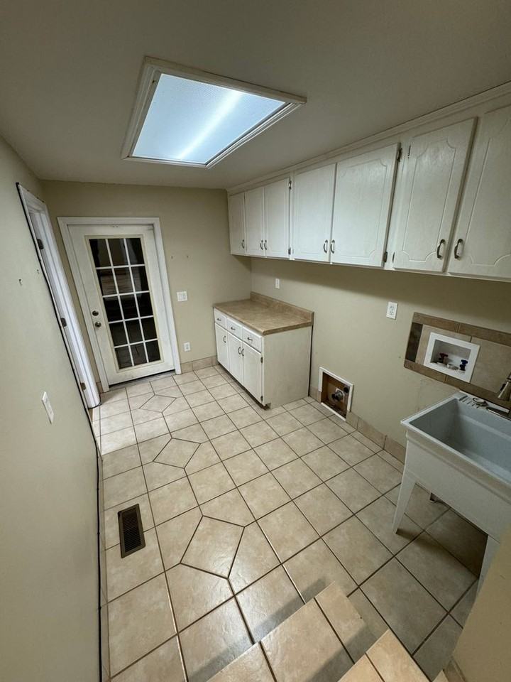 110 Pine St - Photo 3 of 16