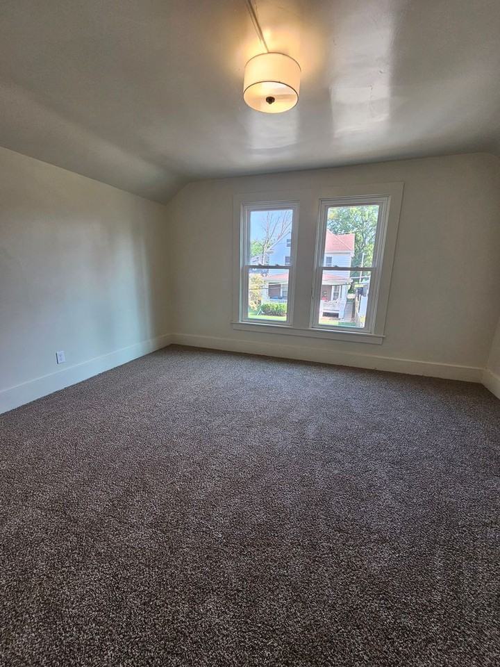 221 East 18th Street - Photo 6 of 11