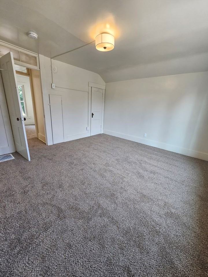 221 East 18th Street - Photo 7 of 11