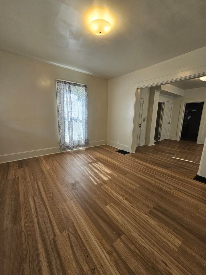 221 East 18th Street - Photo 4 of 11