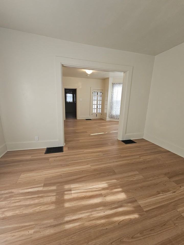 221 East 18th Street - Photo 5 of 11
