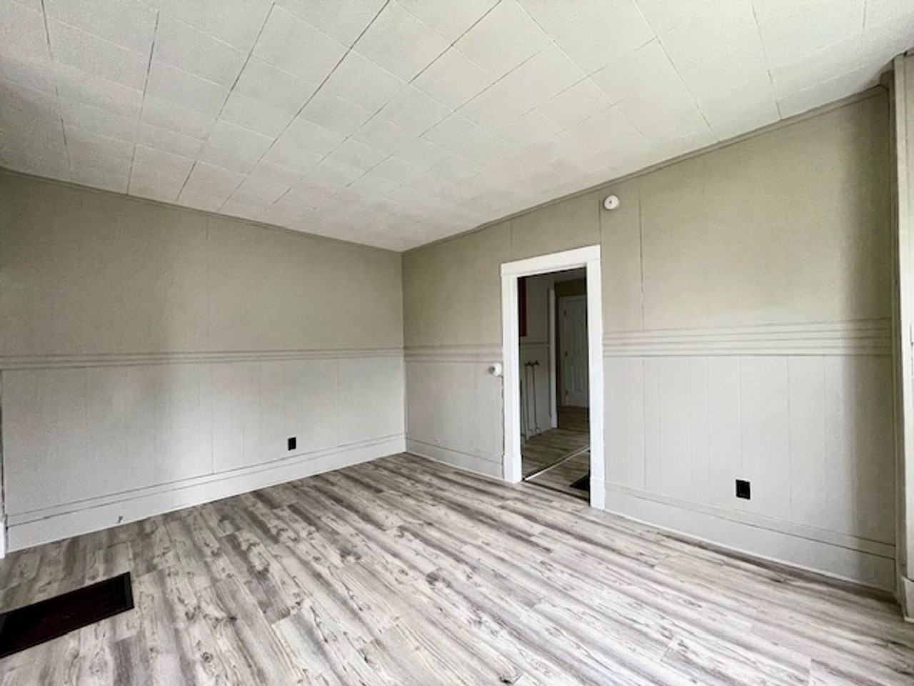 11 Franklin Ave - Photo 3 of 8