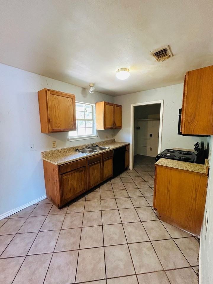 714 S 11th St - Photo 3 of 9