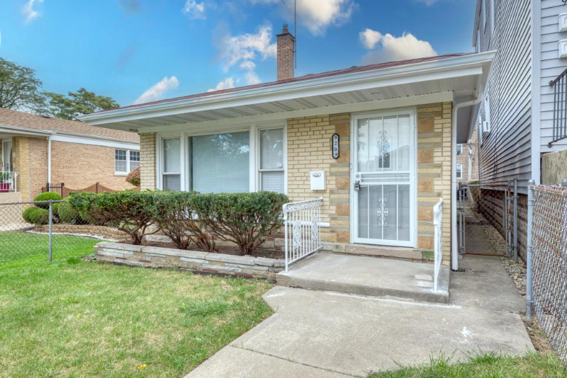 9209 S Clyde Ave - Photo 3 of 20