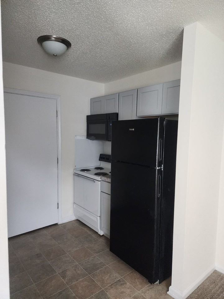 1304 E 10th St #D - Photo 2 of 8