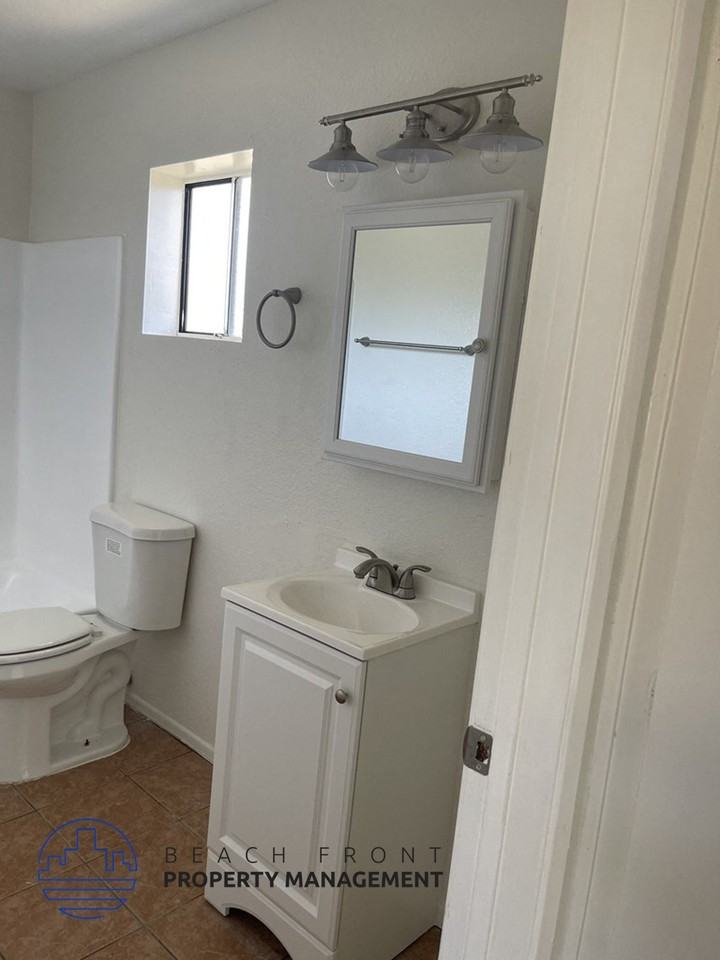 11503 Menlo Ave. - Photo 5 of 12