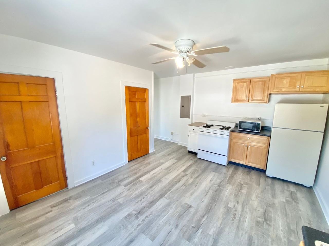 299 E Allen St #C - Photo 2 of 9
