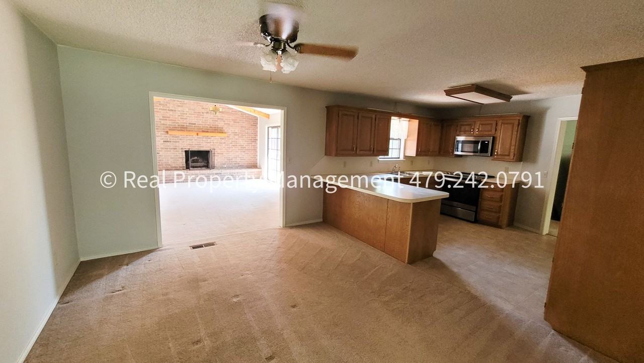 106 Oak St - Photo 4 of 26