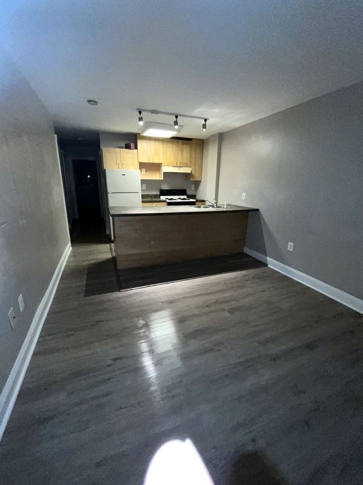 Spencer St W 422 - Photo 2 of 14