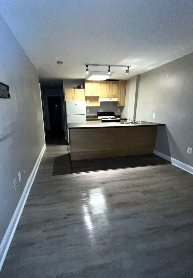 Spencer St W 422 - Photo 3 of 14