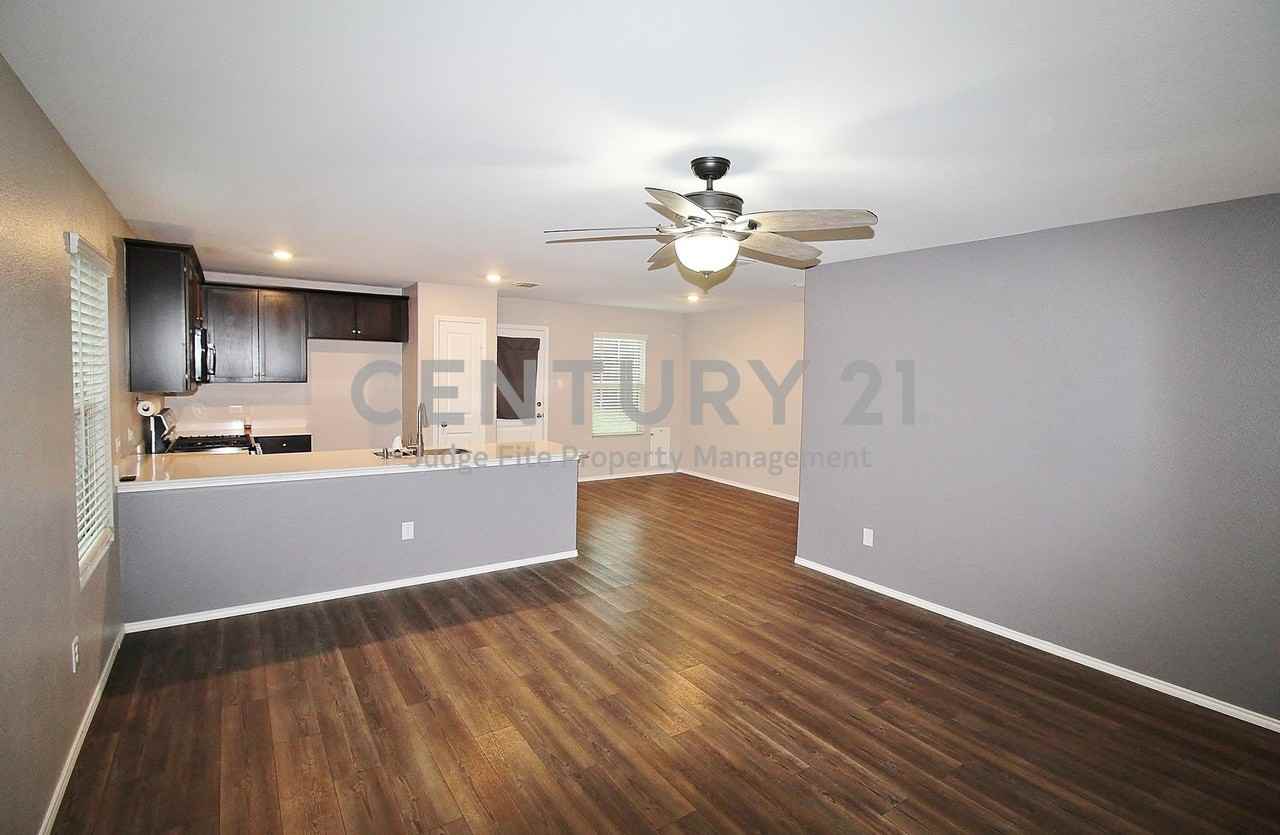 1103 Wildflower St - Photo 3 of 11